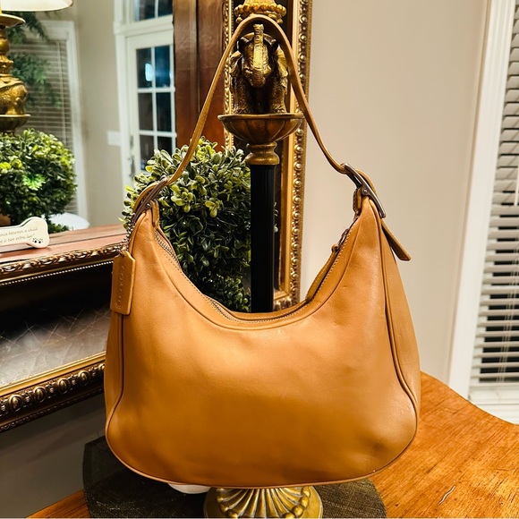 Coach Handbags - 🛍️🛍️ AUTH COACH LEATHER HOBO HANDBAG 💛 GREAT FOR ALL SEASONS AND OCCASIONS 🎀